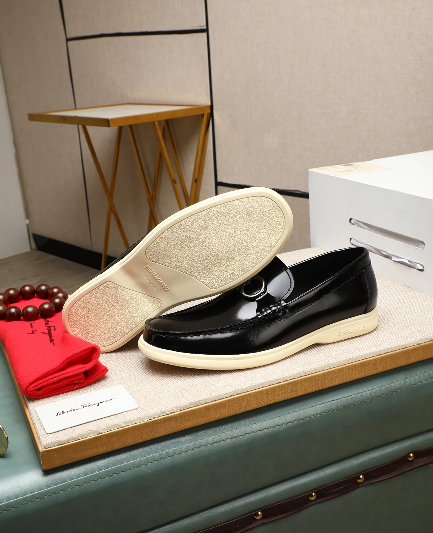 Men's shoes 💰580 📛📛(water-dyed cow lining) Salvatore Ferragamo high-end (Salvatore Ferragamo) is the top international luxury footwear brand. It comes from the fashion kingdom of Italy. It is famous all over the world for its traditional handmade design and novel styles... 🚶🏻🚶🏻New suit shoes are available simultaneously at the counter. This style is purely handmade. The fabric is imported Italian calfskin➕Soft water-dyed cowhide lining. Original authentic outsole🌀🌀Size: 38➖44 (45 46 customized)